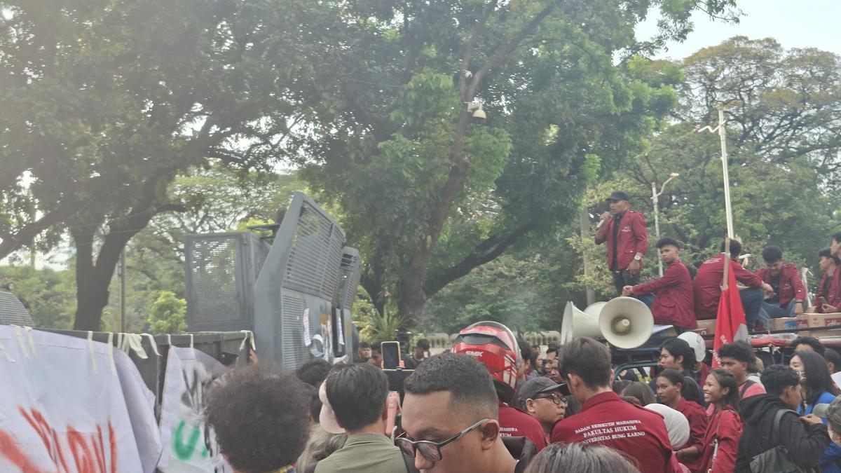 Demo Mahasiswa, Massa Terhalang Pagar Besi Polisi Setinggi Lebih dari 2 Meter