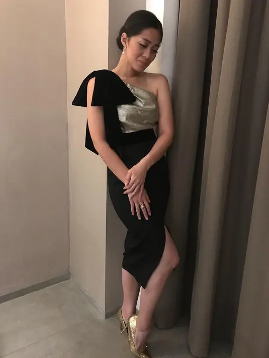 Nah, selain itu juga Gracia seringkali berpenampilan anggun dengan tampil glamor. Seperti ini contohnya, ia mengenakan dress hitam yang dipadukan dengan kain berwarna emas di bagian dadanya. (Instagram/graciaz14)