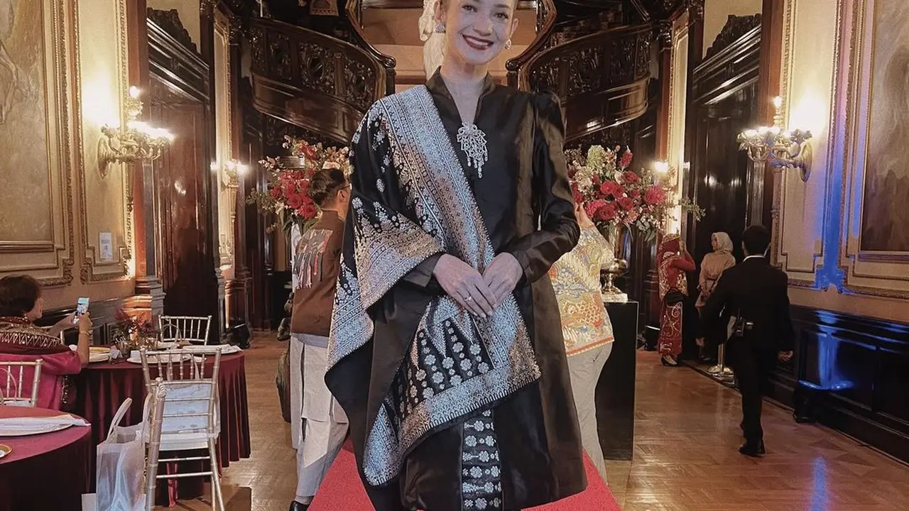 6  Potret Enzy Storia dalam Indonesia Fashion Night di Washington, Tampil Pakai Songket