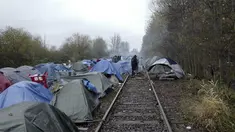 Kamp darurat migran didirikan di Calais, Sabtu (277/11/2021). Di kamp-kamp darurat di luar Calais, para migran menunggu kesempatan menyeberangi Selat Inggris meskipun minggu ini sedikitnya 27 orang tewas ketika perahu mereka tenggelam beberapa mil dari pantai Prancis. (AP Photo/Rafael Yaghobzadeh)