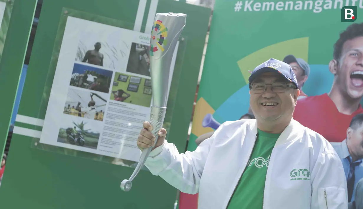 Direktur Marketing Grab Indonesia, Mediko Azwar, saat pawai obor Asian Games XVIII di Palembang, Sumatra Selatan, Sabtu (4/8/2018). Sebanyak 53 kota di Indonesia akan dilalui oleh obor Asian Games. (Bola.com/Reza Bachtiar)
