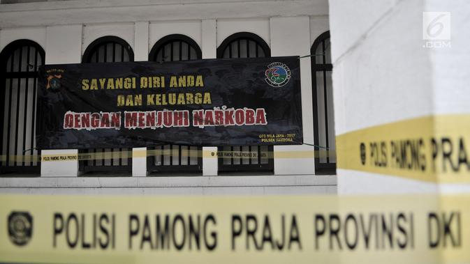 Garis Satpol PP terbentang di depan Diskotek Old City yang disegel di Tambora, Jakarta, Selasa (23/10). Satpol PP DKI menutup sementara Diskotek Old City tadi malam karena adanya penemuan pemakaian narkoba di lokasi tersebut (Merdeka.com/Iqbal S. Nugroho)