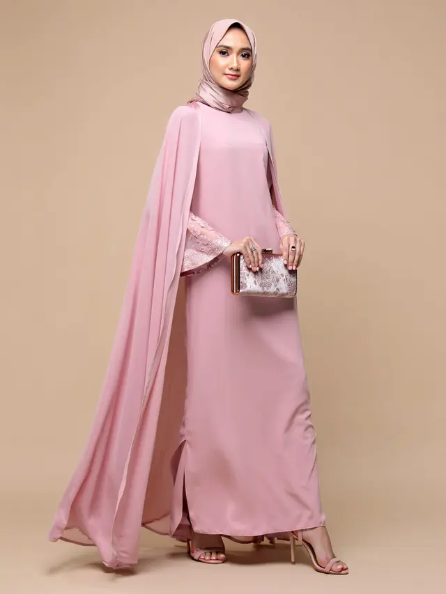 Gaun Pesta Panjang Berhijab dengan Kain Satin (Foto: Reve Art)