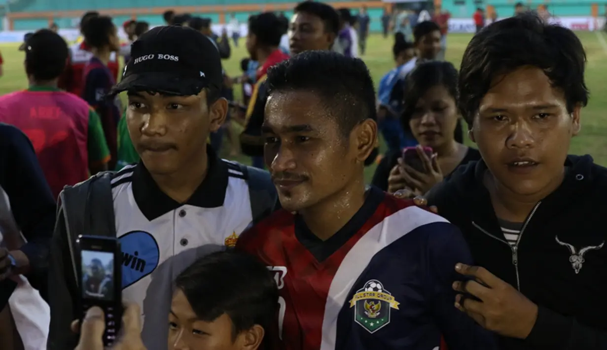 Ramdani Lestaluhu menjadi buruan foto bersama para suporter. (Bolacom/Arief Bagus)