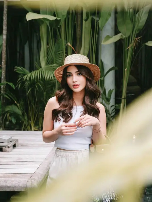 Kerap tampil dengan gaya rambut panjang, penampilan Debi memang selalu menawan. Beberapa kali ia mengubah gaya rambutnya dengan bebagai style yang keren. Baik itu panjang lurus, berombak, hingga mengecat warna rambutnya dengan warna yang keren. Dalam media sosial Instagramnya, banyak potretnya yang menuai banyak pujian dari netizen. (Liputan6.com/IG/@debisagita)
