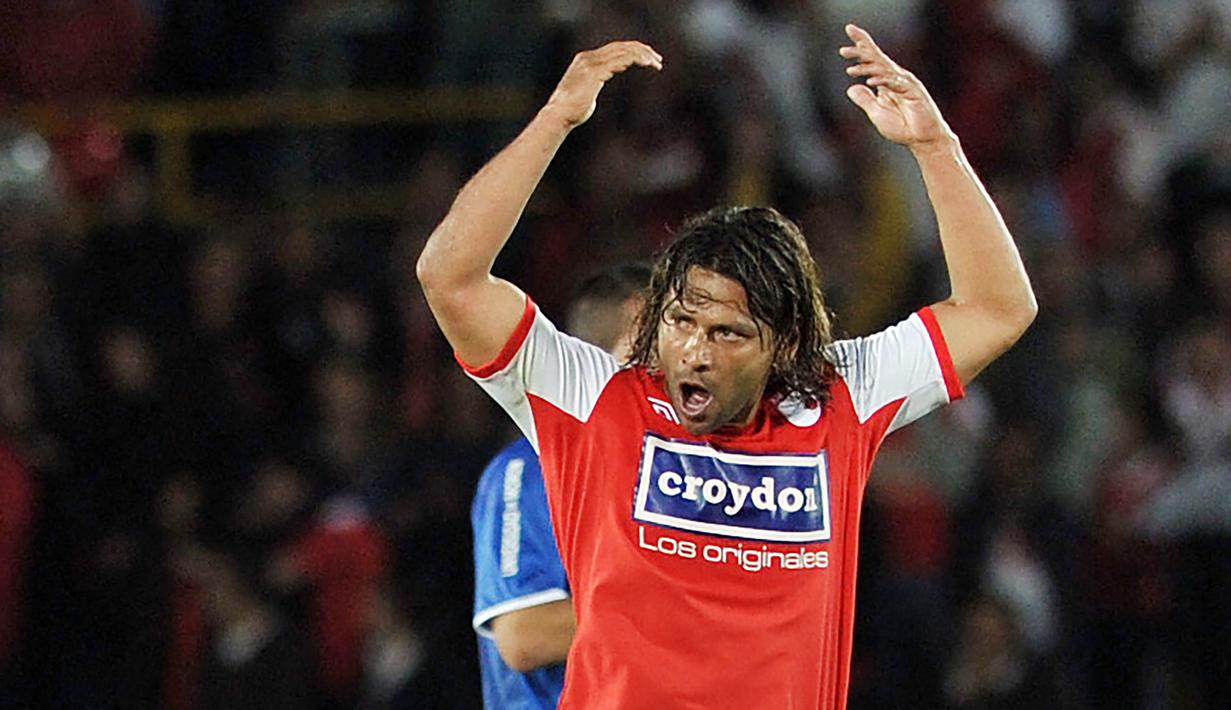 Gerardo Bedoya. Gelandang Kolombia yang kini berusia 46 tahun dan telah pensiun pada Juli 2015 bersama Cucuta Deportivo ini tercatat sebagai pemain dengan koleksi kartu merah terbanyak sepanjang kariernya, yaitu total 46 kartu merah. Pemain yang menghabiskan seluruh karier sepak bolanya mulai 1995 hingga 2015 bersama klub-klub Amerika Selatan ini kini menjabat sebagai manajer tim Valledupar, klub di kasta kedua Liga Kolombia. (AFP/Guillermo Legaria)