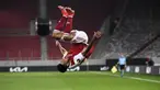 Striker Arsenal, Pierre-Emerick Aubameyang melakukan selebrasi usai mencetak gol ketiga timnya ke gawang Benfica dalam laga leg kedua babak 32 Besar Liga Europa 2020/21 di Georgios Karaiskakis Stadium, Kamis (25/2/2021). Arsenal menang 3-2 atas Benfica. (Eurokinissi via AP/Antonis Nikolopoulos)