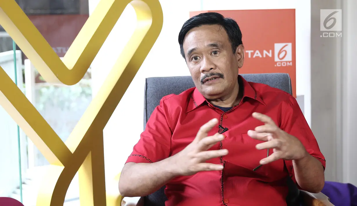 Pembina Bara Baja Djarot Saiful Hidayat saat wawancara di kantor KLY, Jakarta, Rabu (19/9). Djarot adalah politisi PDI Perjuangan yang pernah menjabat sebagai anggota DPR RI periode 2014-2019. (Liputan6.com/Herman Zakharia)