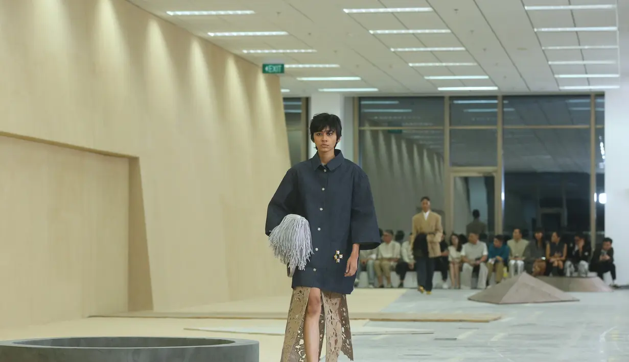 Koleksi ini, misalnya, mewujudkan keanggunan dan kepraktisan, yang memungkinkan gaya yang mudah dalam berbagai situasi.  [Foto: Fimela.com/ Adrian Putra]