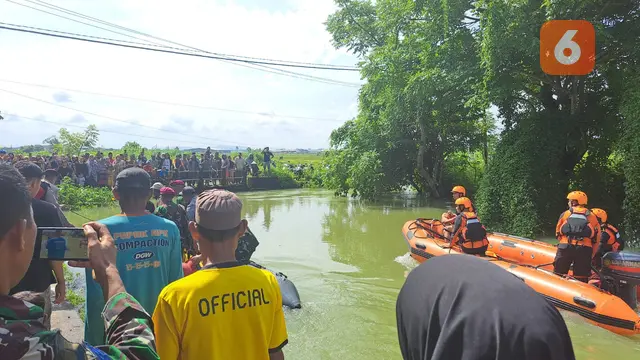 Tim SAR Makassar mencari warga terseret arus banjir di Maros (Liputan6.com/Fauzan)