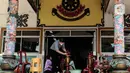 Warga keturunan Tionghoa melakukan ritual bersih-bersih di Vihara Amurva Bhumi, Jakarta, Sabtu (14/1/2022). Tradisi ini rutin dilakukan jelang perayaan Tahun Baru Imlek. (Liputan6.com/Johan Tallo)
