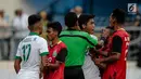 Suasana keributan antar kedua Timnas  dalam laga penyisihan grup B SEA Games XXIX Kuala Lumpur di Stadion Majlis Perbandaran Selayang, Malaysia, Minggu (20/8). Indonesia menang dengan mengalahkan Timor Leste dengan skor 1-0 . (Liputan6.com/Faizal Fanani)