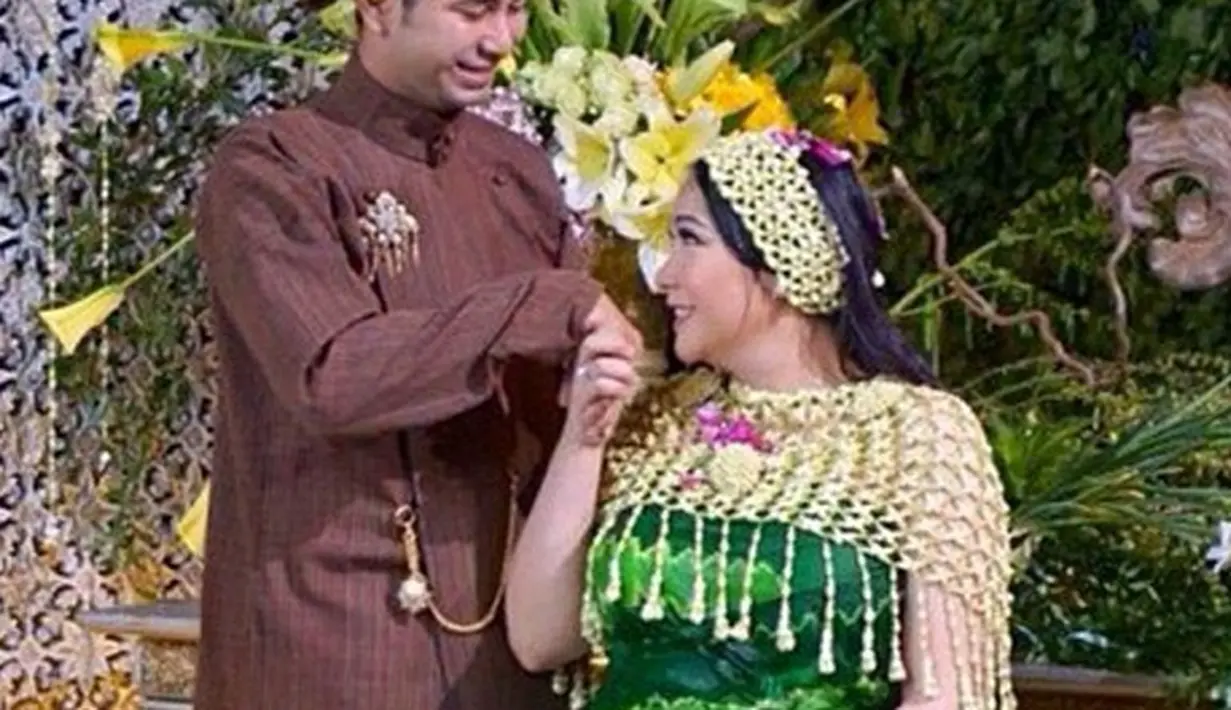 Prosesi siraman ini dimaksudkan untuk membersihkan dan menyucikan calon ibu dan bayi yang sedang dikandung. (via Instagram.com/raffi_gigi/)