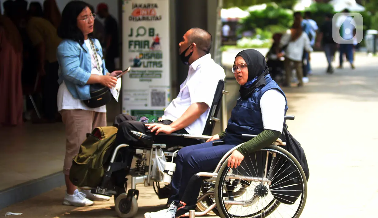Pelamar mengendarai kursi roda saat menghadiri Job Fair Disabilitas bertajuk Cinta Disabilitas di Lapangan Banteng, Jakarta, Sabtu (3/12/2022). Acara ini digelar untuk meningkatkan kesadaran terhadap disabilitas di tengah masyarakat, sehingga memiliki akses yang sama dengan non disabilitas dalam pemenuhan kebutuhan dasar hidup. (merdeka.com/Imam Buhori)