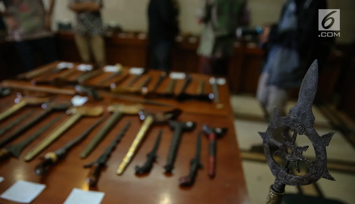 Puluhan keris dari Paguyuban Tosan Aji Jayakarta yang dipamerkan dalam acara silaturrahim Kebudayaan di Gedung PBNU, Jakarta, Jumat (28/7). Sebanyak 99 keris dari Bali dan Jawa dipamerkan. (Liputan6.com/Faizal Fanani)