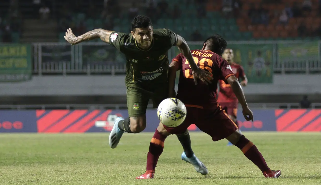 Gelandang Tira Persikabo, Ciro Alves, berusaha melewati bek Borneo FC, Edy Gunawan, pada laga Shopee Liga 1 di Stadion Pakansari, Bogor, Minggu (1/9). Borneo tahan imbang 2-2 Tira Persikabo. (Bola.com/Yoppy Renato)