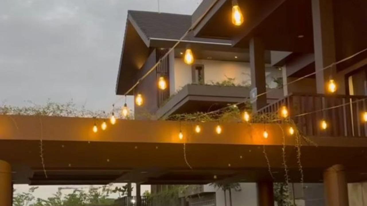 "Pertama kali bermalam di Rumah Tapak Jabatan Menteri, di IKN. Langsung kita bahas bareng kang @ridwankamil Gubernur sekaligus kurator pembangunan IKN kita tercinta,"&nbsp;