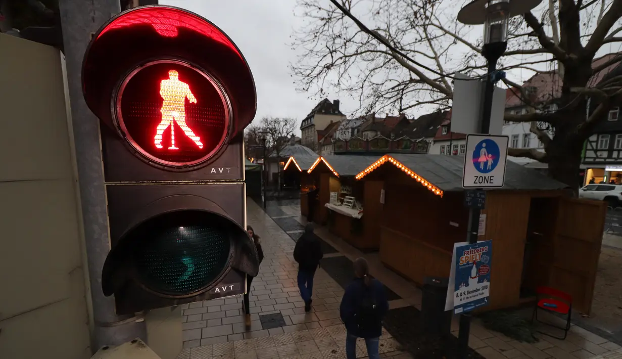 Lampu lalu lintas bergambar siluet Elvis Presley tengah berdansa di Friedberg, Jerman pada 7 Desember 2018. Elvis menjadi ikon lampu merah di kota yang pernah didatanginya ketika wajib militer Amerika Serikat antara 1958 - 1960. (Yann Schreiber / AFP)