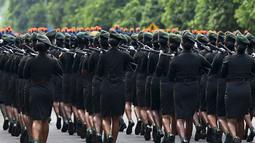 Personel wanita militer Sri Lanka mengambil bagian dalam latihan parade Hari Kemerdekaan di Kolombo (31/1/2022). Sri Lanka bersiap untuk menandai peringatan ke-74 kemerdekaan dari Inggris pada 4 Februari. (AFP/Ishara S. Kodikara)