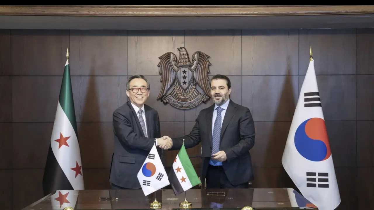 Menteri Luar Negeri Korea Selatan Cho Tae-yul (kiri), berjabat tangan dengan Menteri Luar Negeri Suriah Asaad al-Shaibani setelah menandatangani pernyataan bersama tentang pembentukan hubungan diplomatik kedua negara di Damaskus, Suriah, Kamis (10/4).