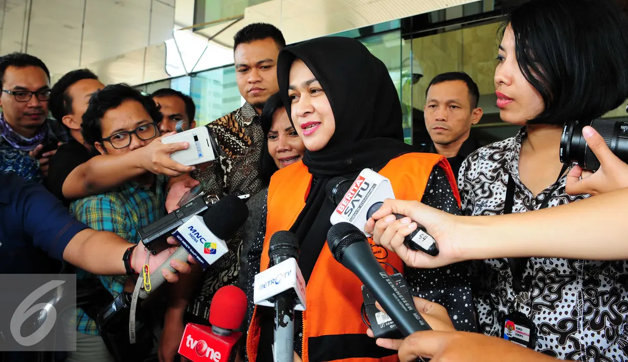 Evy Susanti memberikan keterangan kepada awak media usai diperiksa oleh Komisi Pemberantasan Korupsi (KPK), Jakarta, Jumat (11/9/2015). Evy mengaku, dalam pemeriksaan kali ini, kondisi tubuhnya dalam keadaan kurang sehat. (Liputan6.com/Helmi Afandi)
