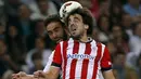 Bek Real Madrid, Daniel Carvajal, berebut bola dengan gelandang Athletic Bilbao, Benat Etxebarria di lanjutan La Liga Spanyol di Stadion Santiago Bernabeu, (6/10/2014). Real Madrid unggul telak 5-0 atas Athletic Bilbao. (REUTERS/Sergio Perez)
