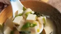 Semangkuk miso soup ala restoran Jepang. (Liputan6.com/IG/martinpraja)