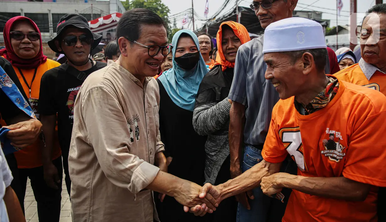 Dalam kesempatan tersebut, Pramono Anung berdiskusi dan menyerap aspirasi dari para warga dan pedagang sekitar terkait permasalahan lingkungan, jalan yang semeraut, banyaknya pengendara yang melanggar lalu lintas serta penataan tata letak pedagang. (Liputan6.com/Angga Yuniar)