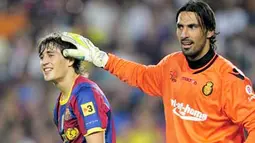 Kiper Real Mallorca Dudu Aouate (kanan) bergurau dengan striker Barcelona Bojan Krkic dalam lanjutan La Liga di Camp Nou Stadium, 3 Oktober 2010. Skor 1-1. AFP PHOTO / JOSEP LAGO 