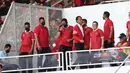 Presiden Joko Widodo menyapa supporter saat jeda laga timnas Indonesia melawan Thailand pada lanjutan kualifikasi Grup A Piala AFF 2022 di Stadion Utama Gelora Bung Karno, Jakarta, Kamis (29/12/2022). Laga berakhir imbang 1-1 meski Indonesia sempat unggul lewat gol yang dicetak Marc Anthony Klok lewat titik putih. (Liputan6.com/Helmi Fithriansyah)