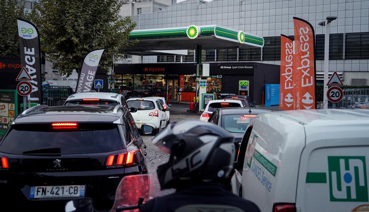 Pengemudi mengantre untuk membeli bensin di sebuah stasiun, di Lyon, Prancis tengah, Selasa (11/10/2022). Stasiun pengisian bahan bakar di seluruh Prancis sudah mengalami 'kekeringan' sejak lama. Lebih dari seperempat stasiun pengisian setidaknya kehabisan satu jenis bahan bakar. (AP Photo/Laurent Cipriani)