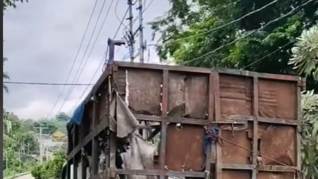 Viral Video Truk Sampah Diduga di Bandar Lampung Bolong di Bagian Belakang dan Samping