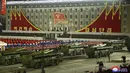 Parade militer menandai kongres partai yang berkuasa di Lapangan Kim Il-sung, Pyongyang, Korea Utara, Kamis (14/1/2021). Korea Utara meluncurkan rudal balistik yang dirancang untuk diluncurkan dari kapal selam dan perangkat keras militer lain. (Korean Central News Agency/Korea News Service via AP)