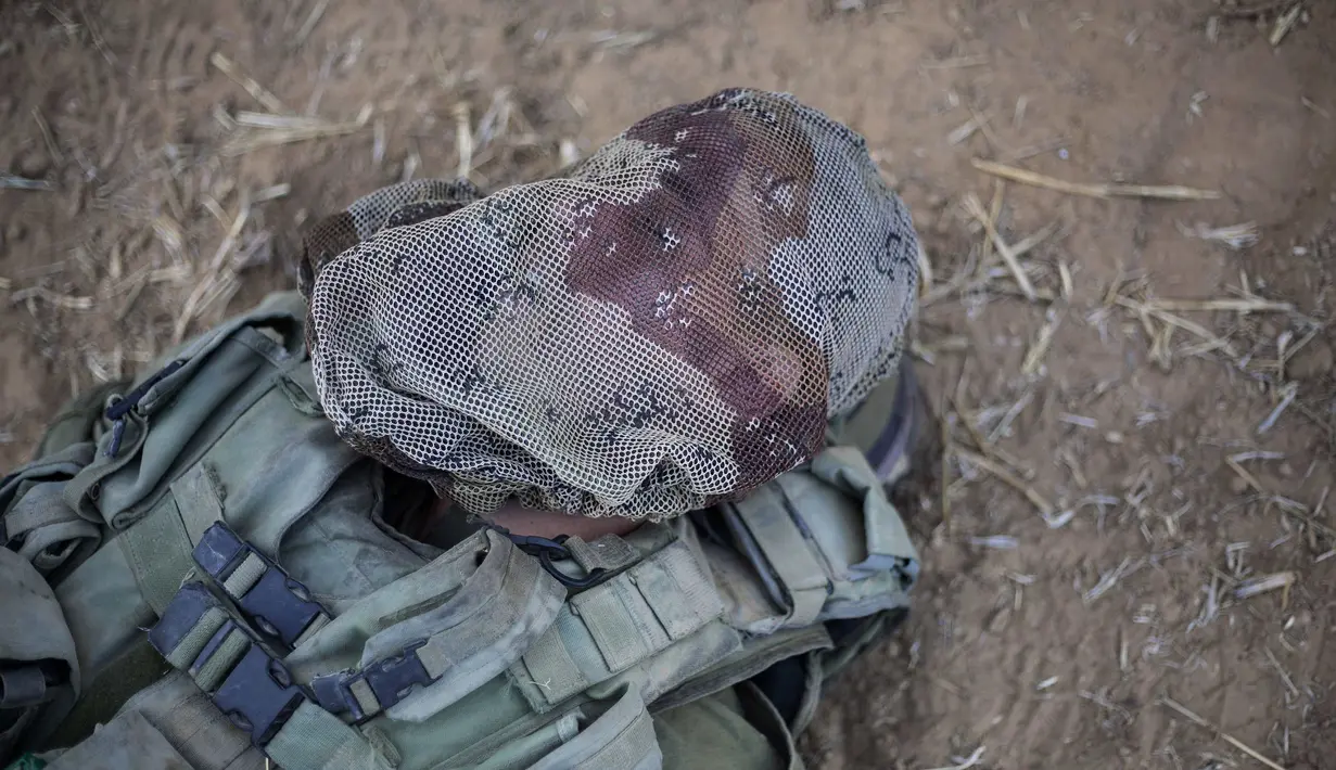 Seorang tentara Israel terlihat tidur dengan menutupi wajahnya. ( 15/7/14) (REUTERS / Baz Ratner)