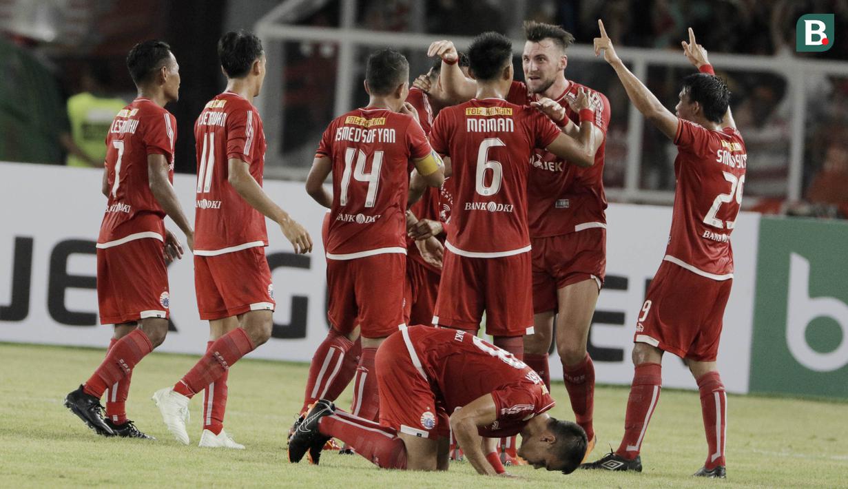 Para pemain Persija Jakarta merayakan gol yang dicetak oleh Jaimerson ke gawang Borneo FC pada laga Liga 1 di SUGBK, Jakarta, Sabtu (14/4/2018). Persija unggul 1-0 atas Borneo FC di babak pertama. (Bola.com/M Iqbal Ichsan)