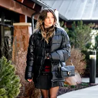 Intip padu padan busana edgy ala Rain Spencer yang curi perhatian di Sundance Film Festival 2026 (Coach)