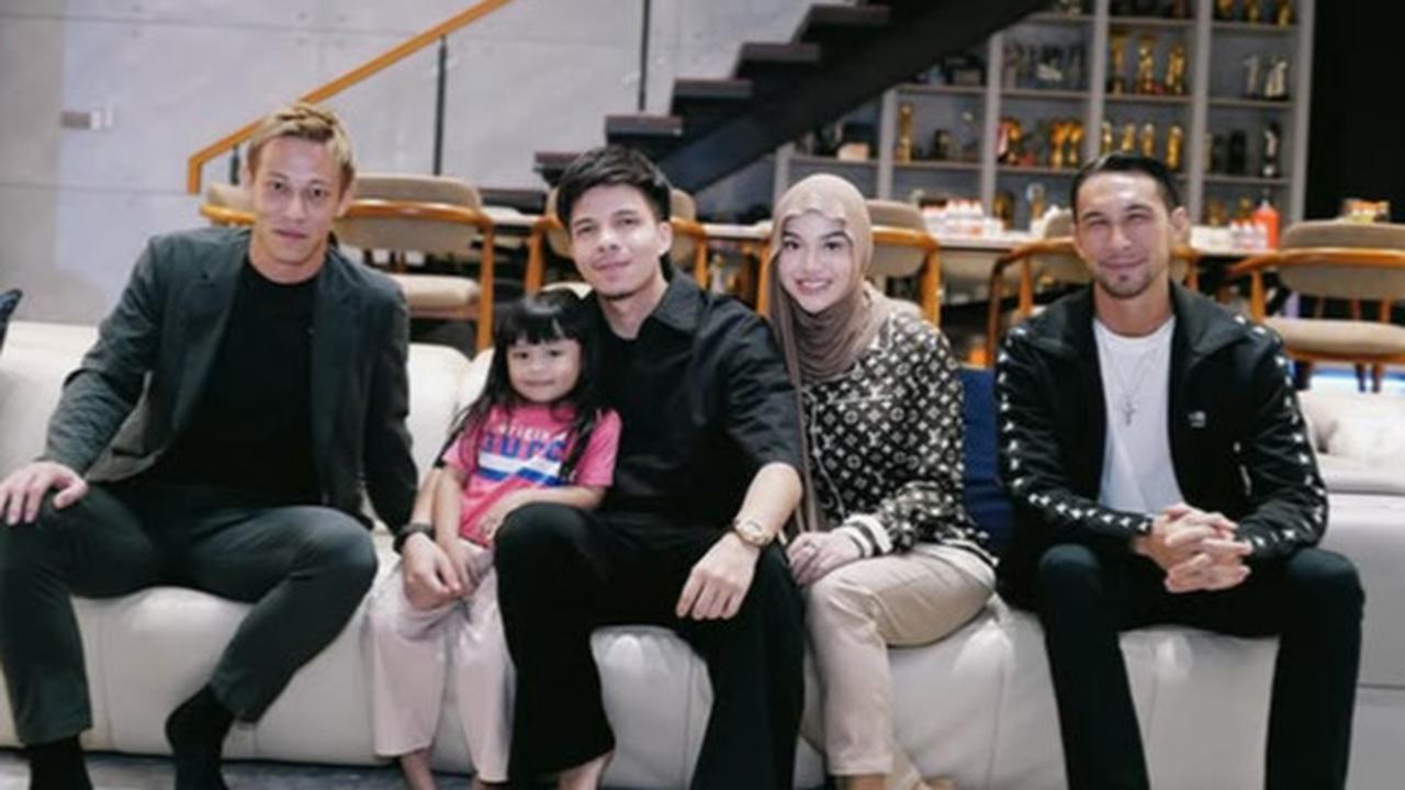 5 Potret Atta Halilintar Ajak Keisuke Honda ke Rumah, Diajak Makan Rendang Sampai Ayam Pop Bikin Milanisti Iri