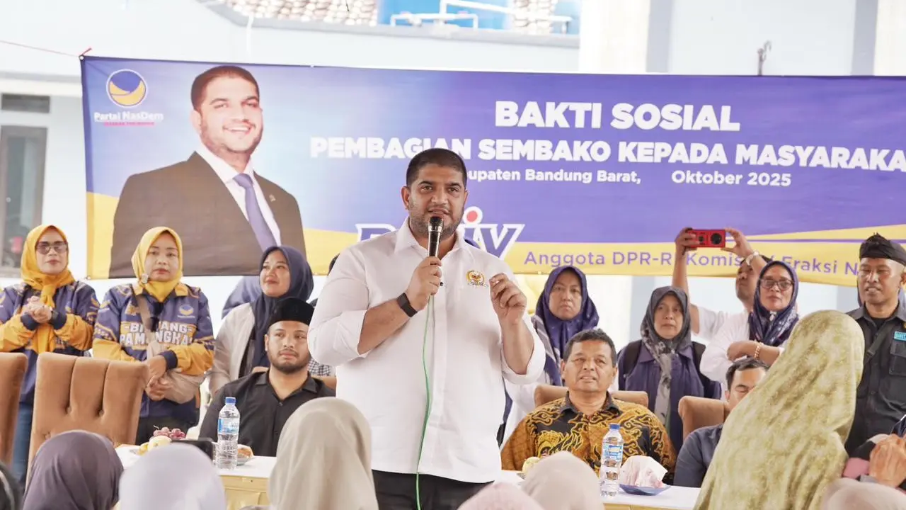 Anggota DPR RI Fraksi Partai Nasdem, Rajiv melakukan kegiatan bakti sosial (baksos) didampingi Anggota DPRD Kabupaten Bandung Barat Fraksi Partai Nasdem, Bintang Pamungkas kepada masyarakat di Desa Cikidang, Kecamatan Lembang, Kabupaten Bandung Barat, Jaw