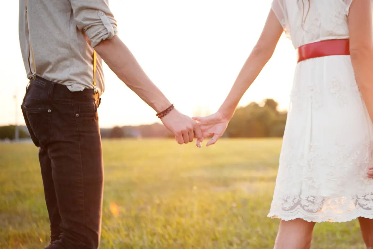 Kenapa Wanita yang Penampilannya Biasa Punya Pacar Ganteng?