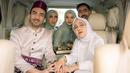 Melalui unggahan baru-baru ini, Reza Zakarya memamerkan potretnya bersama keluarga. Kedekatannya dengan ibu dan saudara-saudaranya pun mencuri perhatian. Mereka terlihat sedang berada di dalam mobil. Semua menghadap kamera dengan menunjukkan ekspresi bahagia. (Liputan6.com/IG/@reza_zakarya_daa)