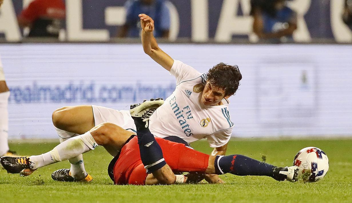 Bek Real Madrid, Jesus Vallejo, berebut bola dengan pemain MLS All-Star, Dom Dwyer pada laga persahabatan di Soldier Field, Chicago, Kamis (3/8/2017). Real Madrid menang 4-2 atas MLS All-Star melalui adu penalti. (AFP/Jonathan Daniel)