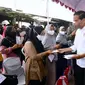 Di Pasar Sukamandi, Jokowi memberikan bantuan kepada para pedagang.