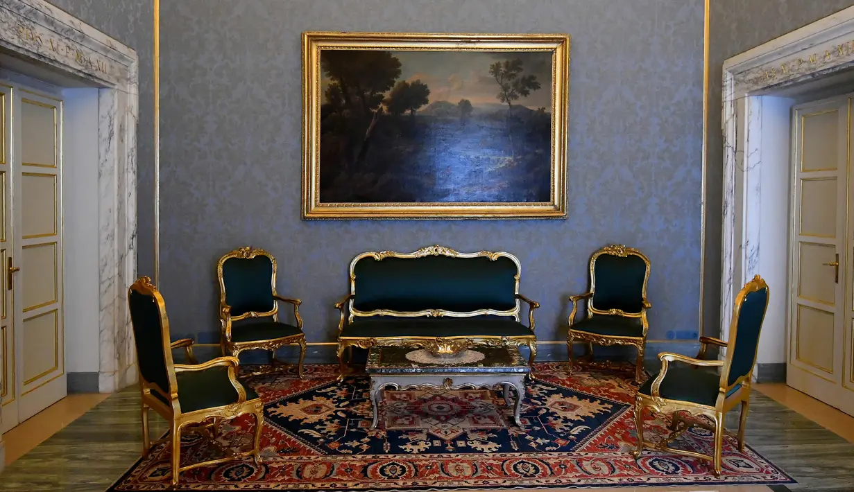 Dekorasi sebuah ruang pertemuan di apartemen Kepausan di Castel Gandolfo, Roma, Italia (21/10). Apartemen ini juga dilengkapi dengan pemandagan Danau Albano dan perbukitan sekitarnya yang meliputi Istana Apostolik. (AFP/Alberto Pizzoli)