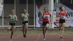 Pelari putri DKI Jakarta memacu kecepatan saat mengikuti nomor 4x100 meter estafet pada Kejuaraan Pomnas XVI 2019 di Stadion Madya, Senayan, Jakarta, Rabu (25/9). Tim putri Jakarta raih emas di nomer 4x100 meter estafet. (Bola.com/Yoppy Renato)