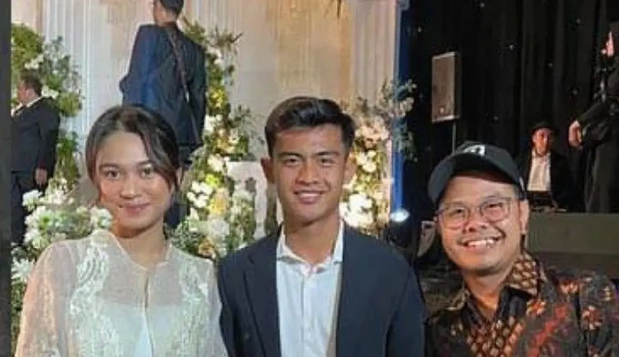 Pratama Arhan terlihat gentleman dalam balutan setelan jas dan celana panjang hitam. Penampilannya ini dipadu dengan kemeja putih polos. [Foto: Instagram/protectarhanazizah]