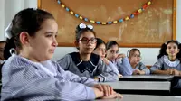 Para siswa duduk dalam kelas pada hari pertama tahun ajaran baru di kamp pengungsi Shati, Gaza City, Palestina, 8 Agustus 2020. Siswa Palestina dari Jalur Gaza memulai tahun ajaran baru setelah sekolah ditutup selama lima bulan karena COVID-19. (Xinhua/Rizek Abdeljawad)