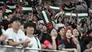 Sejumlah suporter Korea Selatan mengangkat poster bergambar bendera Palestina pada laga laga Grup B Kualifikasi Piala Dunia 2026 melawan Palestina di Seoul World Cup Stadium, Seoul, Korea Selatan, Kamis (05/09/2024) WIB. (AP Photo/Ahn Young-joon)