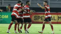 Persebaya Surabaya takluk 1-2 dari Madura United pada laga pekan ke-28 BRI Super League 2025/2026 di Stadion Gelora Bung Tomo, Surabaya, Jumat (17-4-2026). (Bola.com/M Iqbal Ichsan)