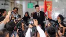 <p>Pemain naturalisasi Indonesia, Justin Hubner memberikan keterangan kepada media setelah pengambilan sumpah WNI yang berlangsung di Kantor Wilayah Kementerian Hukum dan HAM (Kanwil Kemenkumham), Jakarta Timur, Rabu (06/12/2023). (Bola.com/Bagaskara Lazuardi)</p>