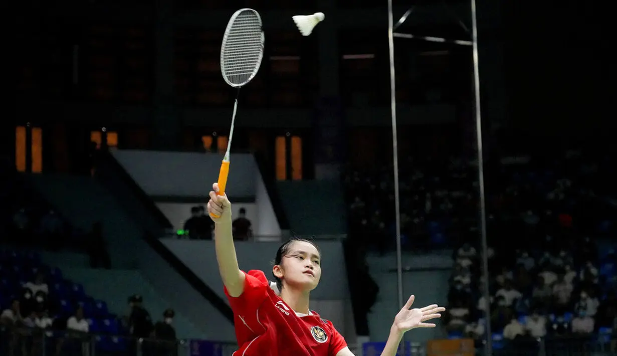 Stephanie Widjaja harus mengakui keunggulan pemain Thailand Supanida Katethong pada babak final beregu bulu tangkis SEA Games 2021. Bertanding di Bac Giang Gymnasium ia kalah dalam dua game langsung dengan skor 14-21 dan 8-21. (AP/Achmad Ibrahim)
